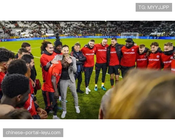 通讯：一场平局后的更衣室，记录教练与球员长达半小时的战术复盘会